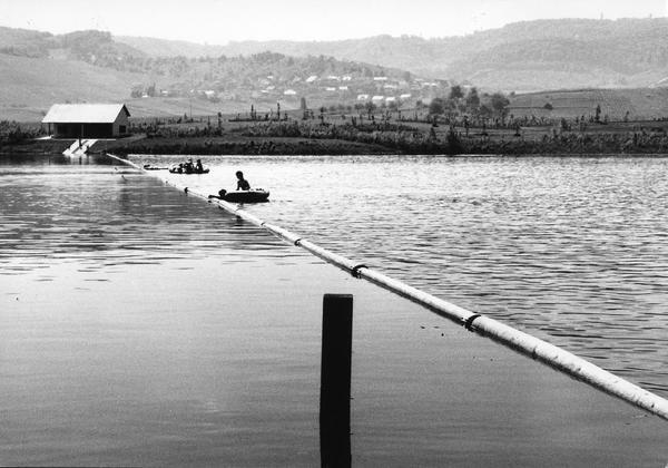 11.06.1986 - Die Badebucht rechts und der Tummelplatz der Wasserssportler, sind durch eine Holzbande klar voneinander getrennt. 11.06.1986 - Die Badebucht rechts und der Tummelplatz der Wasserssportler, sind durch eine Holzbande klar voneinander getrennt.