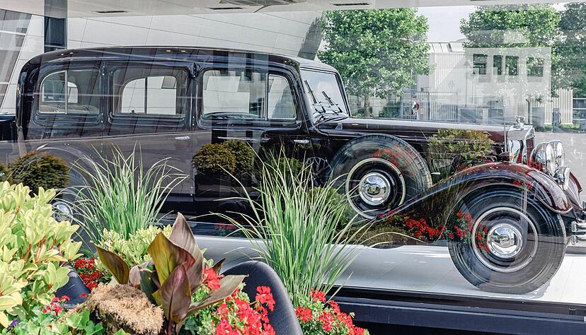 Auf der Piazza vor dem Audi-Forum sind derzeit zwei Besonderheiten zu sehen: Die Horch 851 Pullmann Limousine aus dem Jahr 1935, ...