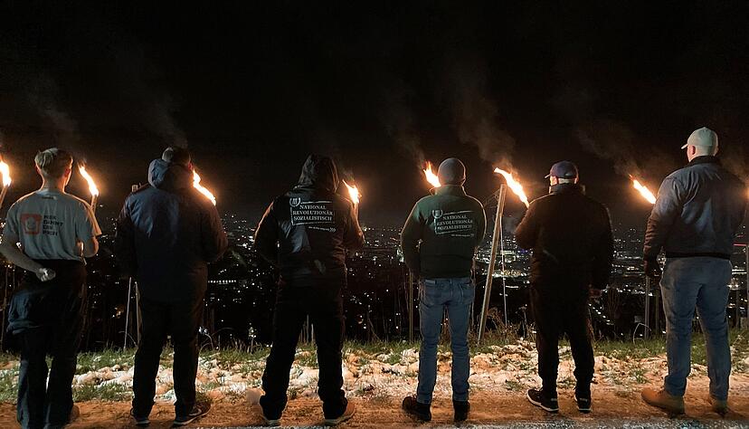 Teilnehmer der rechten Mahnwache entzünden auf dem Wartberg Fackeln.
