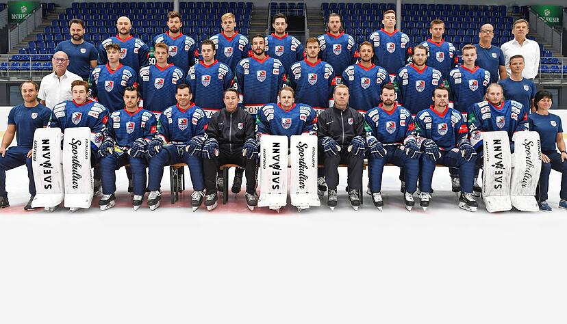 DIE HEILBRONNER FALKEN Vorne von links: Fabian Krull (Betreuer), Florian Mnich, Alex Nikiforuk, Derek Damon, Alexander Mellitzer (Cheftrainer), Matthias Nemec, Ilkka Pakarinen (Assistenztrainer), Dylan Wruck, Brock Maschmeyer, Mirko Pantkowski, Sibylle Nies (Sporttherapeutin). Zweite Reihe: Friedrich Büttner (Medizinisches Team), Pierre Preto, Corey Mapes, Sebastian Hon, Michael Knaub, Kevin Maginot, Jan Pavlu, Tim Miller, Samuel Somaries, Thomas Motsch (Physiotherapeut). Hintere Reihe: Marco Schütz (Team-Manager), Stefan Della Rovere, Louis Brune, Tobias Möller, Ian Brady, Marcus Götz, Valentino Klos, Yannik Valenti, Olaf Zetzsche (Teamarzt), Dr. Oliver Eckardt (Teamarzt). DIE HEILBRONNER FALKEN Vorne von links: Fabian Krull (Betreuer), Florian Mnich, Alex Nikiforuk, Derek Damon, Alexander Mellitzer (Cheftrainer), Matthias Nemec, Ilkka Pakarinen (Assistenztrainer), Dylan Wruck, Brock Maschmeyer, Mirko Pantkowski, Sibylle Nies (Sporttherapeutin). Zweite Reihe: Friedrich Büttner (Medizinisches Team), Pierre Preto, Corey Mapes, Sebastian Hon, Michael Knaub, Kevin Maginot, Jan Pavlu, Tim Miller, Samuel Somaries, Thomas Motsch (Physiotherapeut). Hintere Reihe: Marco Schütz (Team-Manager), Stefan Della Rovere, Louis Brune, Tobias Möller, Ian Brady, Marcus Götz, Valentino Klos, Yannik Valenti, Olaf Zetzsche (Teamarzt), Dr. Oliver Eckardt (Teamarzt).