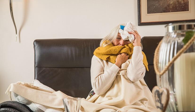 Ein pl&ouml;tzlicher Krankheitsbeginn mit Fieber, Gliederschmerzen und Husten ist typisch f&uuml;r eine Influenza-Erkrankung.