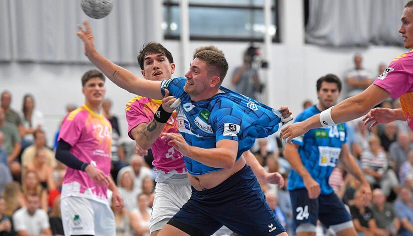 Adam Soos wird gebremst. Der R&uuml;ckraumspieler des TSB Horkheim fehlte zuletzt angeschlagen, jetzt ist er aber wieder fit.