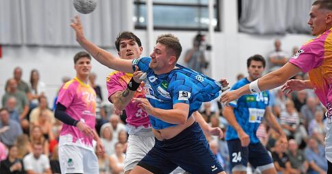 Adam Soos wird gebremst. Der R&uuml;ckraumspieler des TSB Horkheim fehlte zuletzt angeschlagen, jetzt ist er aber wieder fit.