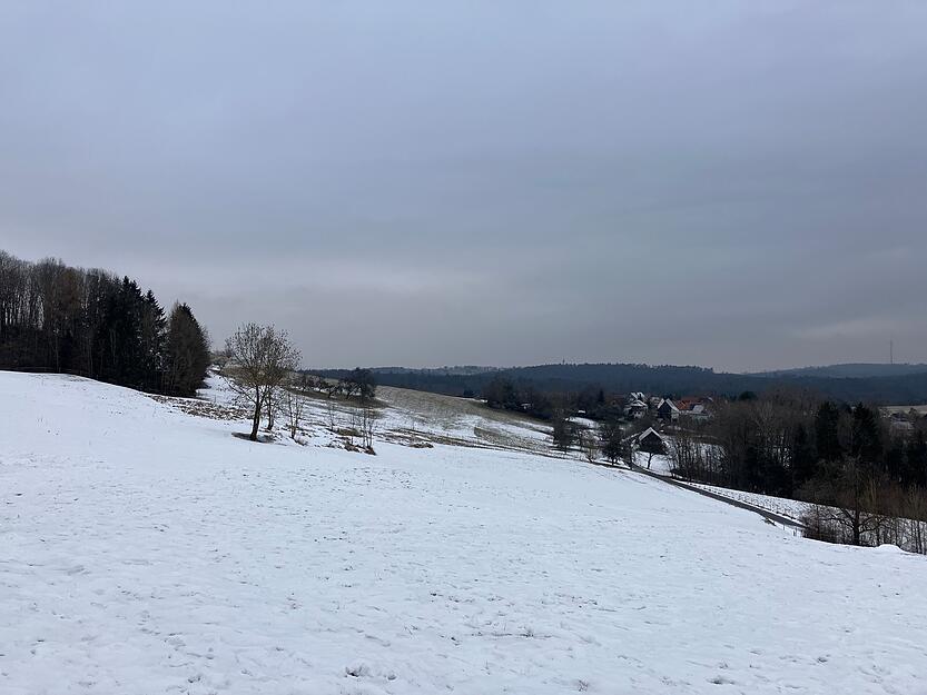 Winterwetter auf dem Stocksberg in Beilstein mit Blick auf die L&ouml;wensteiner Berge: Am Montagvormittag war hier trotz erneutem Wintereinbruch noch nichts los.