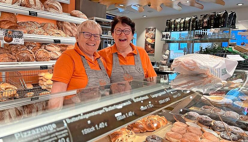 Seniorchefin Barbara Keppler (rechts) im Verkauf mit Doris Oechsner, der Mutter von Ortsvorsteher Andreas Oechsner. Die beiden verstehen sich bestens.