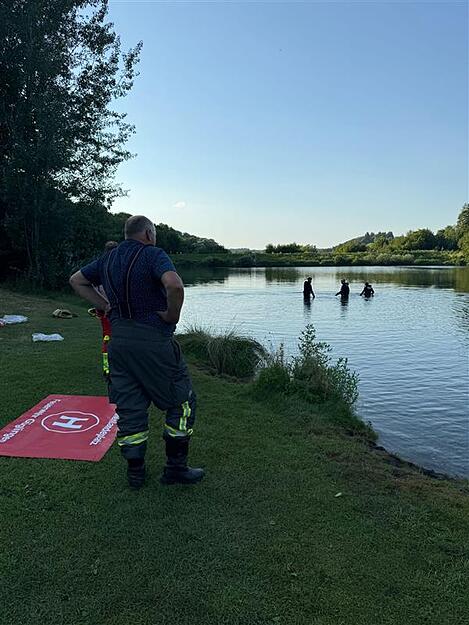 Zahlreiche Rettungskräfte suchen am Katzenbachsee bei Zaberfeld nach dem Mann. Zahlreiche Rettungskräfte suchen am Katzenbachsee bei Zaberfeld nach dem Mann.