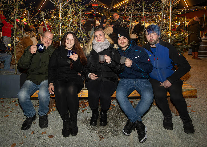 Auch die frostigen Temperaturen können zahlreiche Besucher am Samstag nicht davon abhalten, beim Winterzauber vorbeizuschauen.