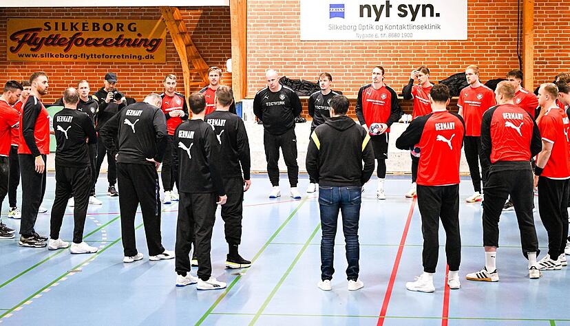 Das erste Training in D&auml;nemark: Die Spieler der Nationalmannschaft haben ihr EM-Quartier bezogen.