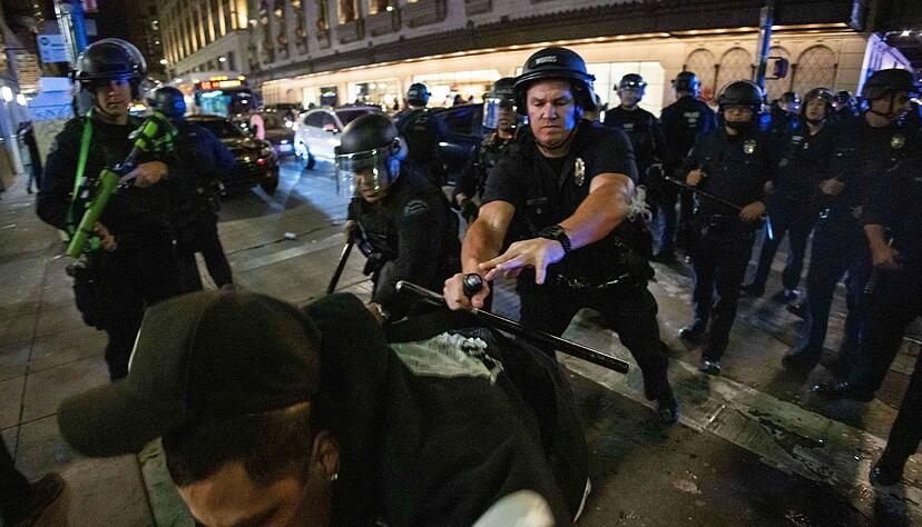 Dodgers Fans und die Polizei in Los Angeles liefern sich Auseinandersetzungen.