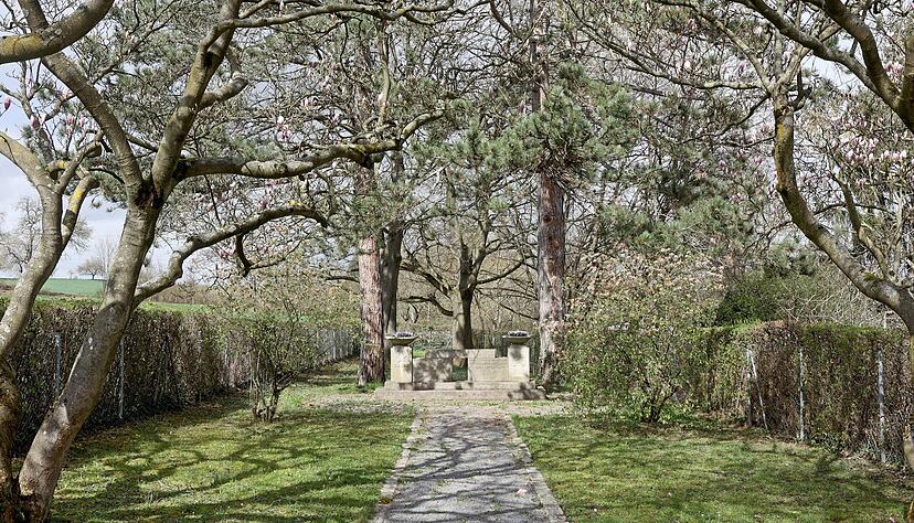 Das Mahnmal im KZ-Friedhof Neckargartach wurde nach dem Zweiten Weltkrieg aus Steinen der von Nazis 1945 gesprengten Neckargartacher Br&uuml;cke gefertigt.