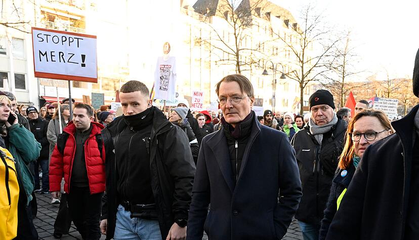 Karl Lauterbach hat sich f&uuml;r den Winterwahlkampf extra einen neuen Mantel gekauft (Archivbild).