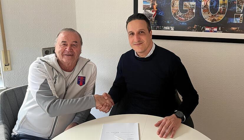 Abgemacht: Antonio Fernandez-Martinez (rechts) soll ab April Karlheinz Spr&uuml;gel als Teammanager des Oberligisten FSV Hollenbach beerben.