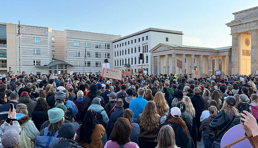 Fake-Profile, Deep Fakes, Scham &ndash; Betroffene berichten bei einer Demo am Brandenburger Tor.