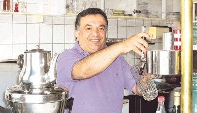 Tee? Oder lieber ein Bier? Mustafa Aydin an der Theke im Efendi-Kebab in Sontheim. Vor 18 Jahren hat er sich damit selbständig gemacht.Foto: Gertrud Schubert