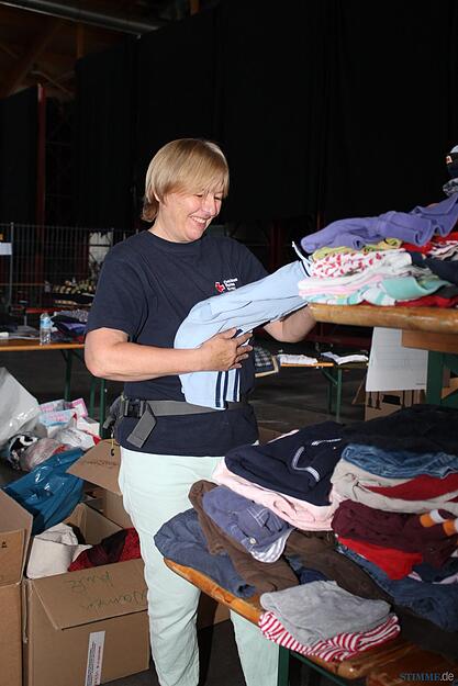 Bettina Volz sortiert, was Bürger an Spenden abgegeben haben.