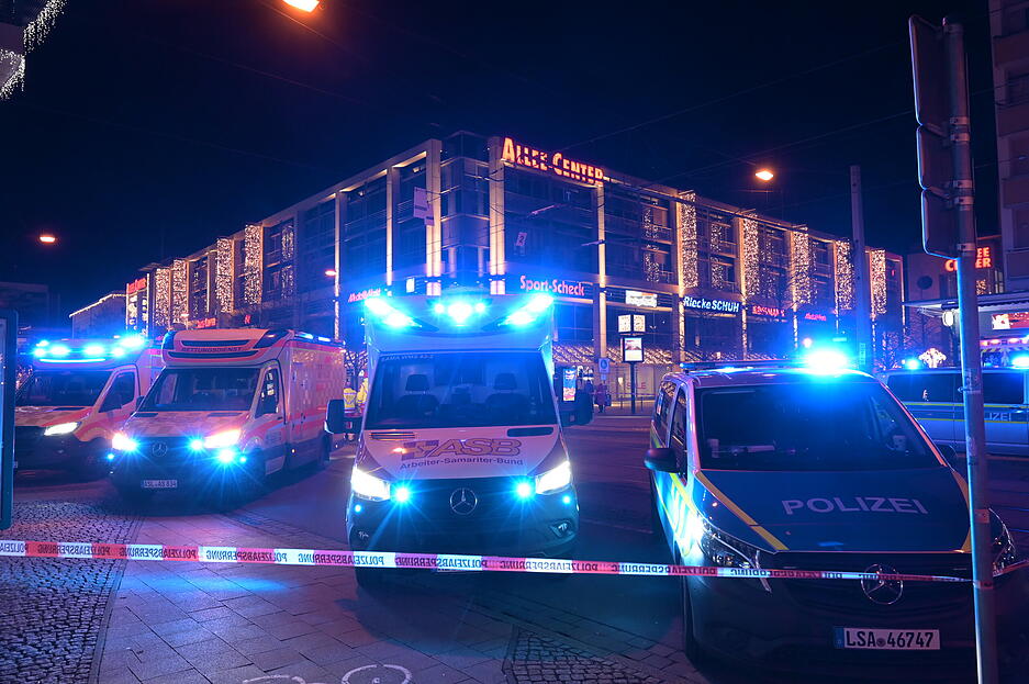 Die Polizei hat den Weihnachtsmarkt in Magdeburg nach dem mutmaßlichen Anschlag abgesperrt. Die Polizei hat den Weihnachtsmarkt in Magdeburg nach dem mutmaßlichen Anschlag abgesperrt.