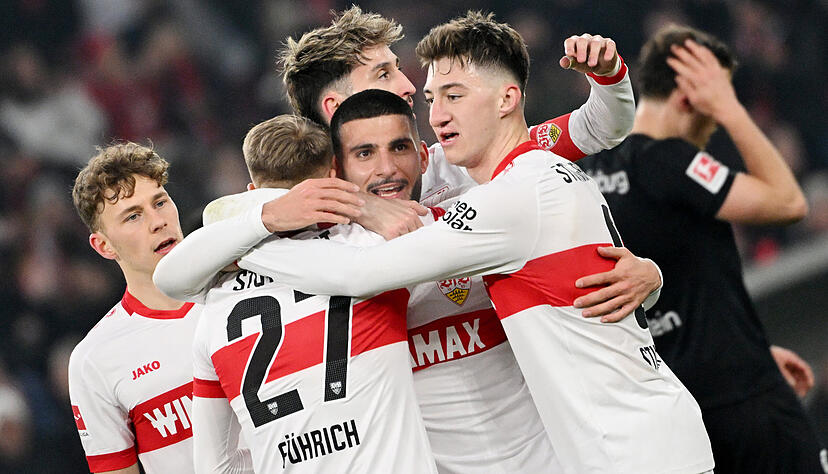 Stuttgarter Spieler jubeln nach dem Tor zum 4:0. Stuttgarter Spieler jubeln nach dem Tor zum 4:0.