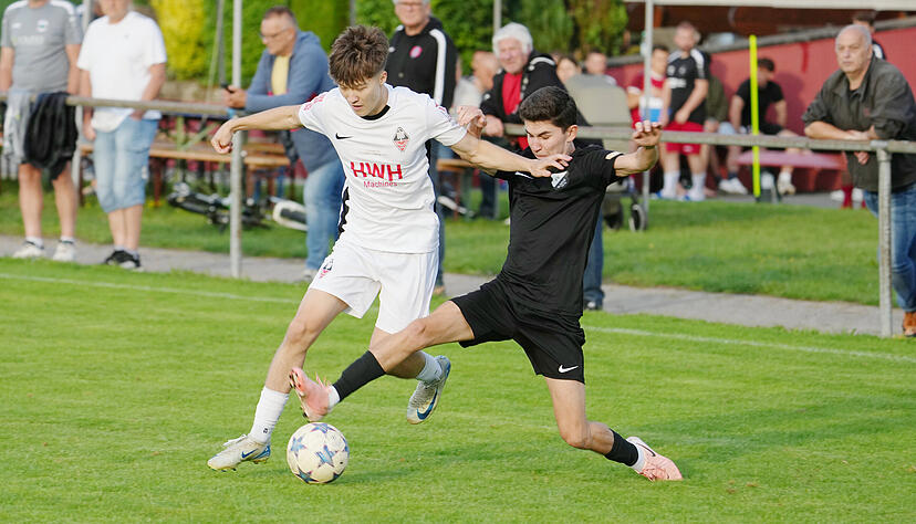 Elias Feljauer (links) hat seine Muskelverletzung im hinteren Oberschenkel auskuriert und kann wieder vor allem auf dem Flügel des VfB Eppingen wirbeln.