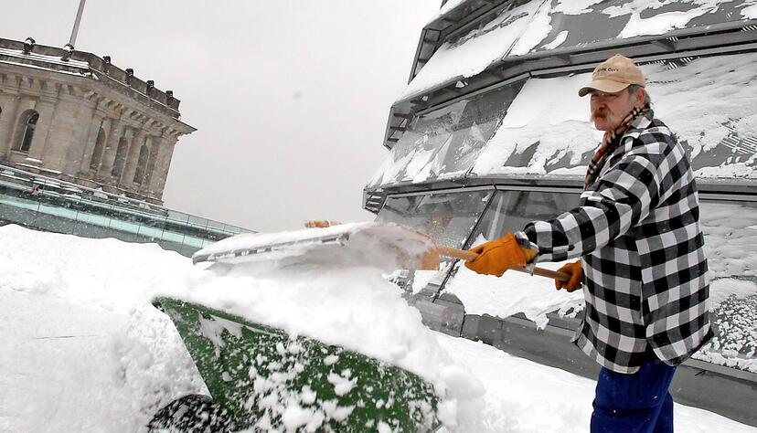 Russisches Gas für den deutschen Bundestag? Wenn Schnee auf dem Reichstag liegt, liefert die Deutsche Energie das Gas für die Heizung. Foto: dpa Russisches Gas für den deutschen Bundestag? Wenn Schnee auf dem Reichstag liegt, liefert die Deutsche Energie das Gas für die Heizung. Foto: dpa
