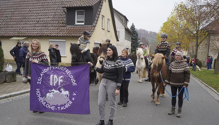 Beim Herbstpfedemarkt in Dörzbach sind Pferde natürlich auch beim Umzug zu sehen. Beim Herbstpfedemarkt in Dörzbach sind Pferde natürlich auch beim Umzug zu sehen.