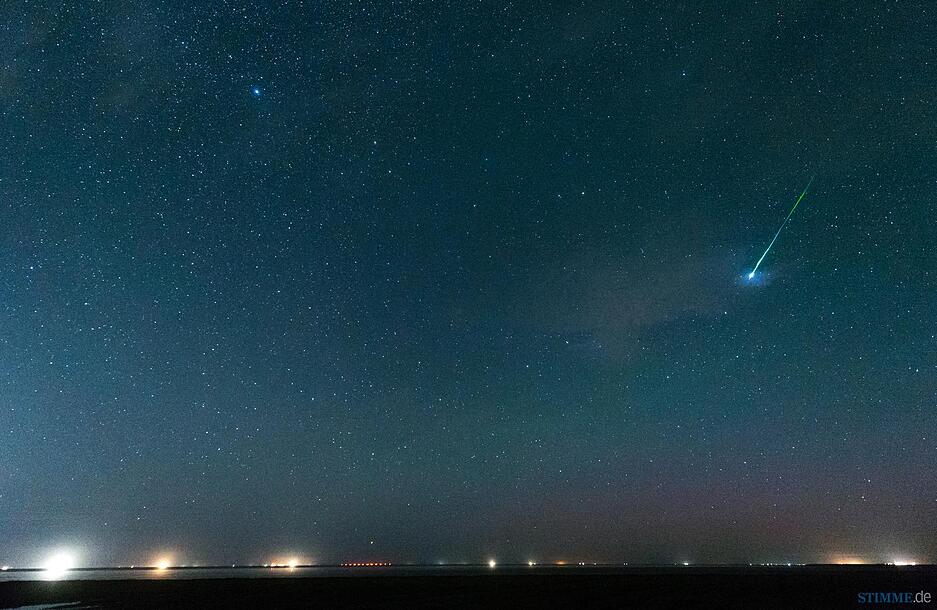 Eine Sternschnuppe leuchtet am 13.08.2015 über der Nordsee bei Pilsum (Niedersachsen) am Nachthimmel über dem Sternbild "Großer Wagen".