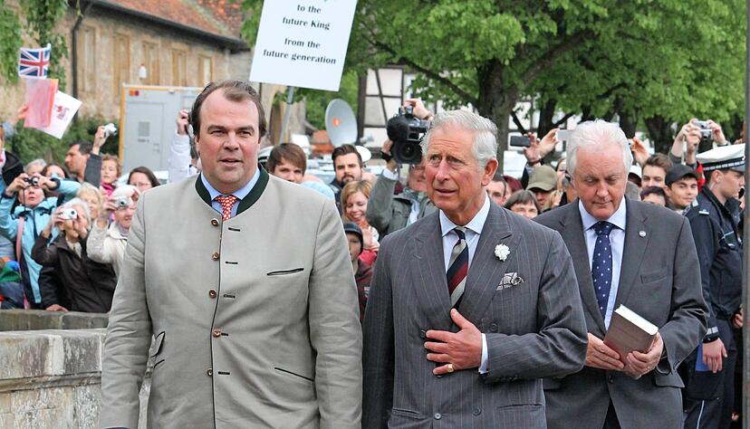 Prinz Philipp zu Hohenlohe-Langenburg (links) begleitet im Mai 2013 den heutigen König ins Schloss. Über 150 Schaulustige winken.