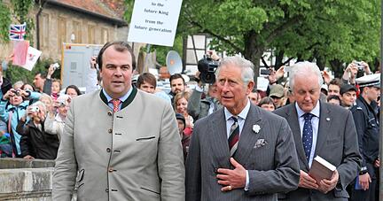Prinz Philipp zu Hohenlohe-Langenburg (links) begleitet im Mai 2013 den heutigen König ins Schloss. Über 150 Schaulustige winken.