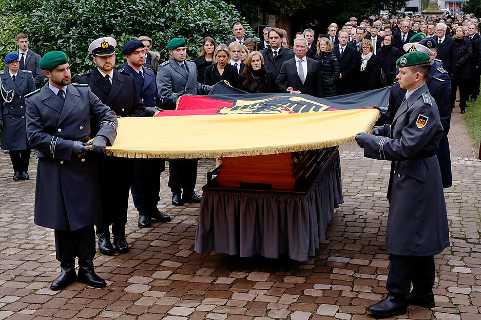 Soldaten begleiten nach dem Gottesdienst bei der Trauerfeier für Wolfgang Schäuble den Sarg auf dem Weg zum Friedhof. Die Familie mit Christine Strobl (l-r), Tochter von Wolfgang Schäuble, Ingeborg Schäuble, die Ehefrau, und Thomas Strobl (CDU), Innenminister von Baden-Württemberg und Schwiegersohn von Wolfgang Schäuble, steht hinter dem Sarg.