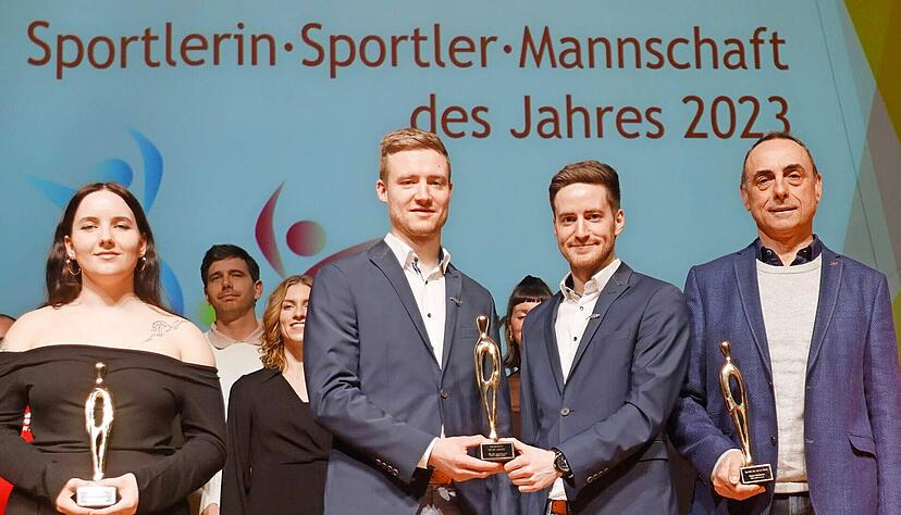 F&uuml;r Laura M&uuml;ller &uuml;bernahm deren Cousine Joan Maxwell (von links) den Pokal. Au&szlig;erdem wurden Max Hanselmann, Serafin Schefold sowie Dieter Schellmann ausgezeichnet.
Fotos: Marc Schmerbeck