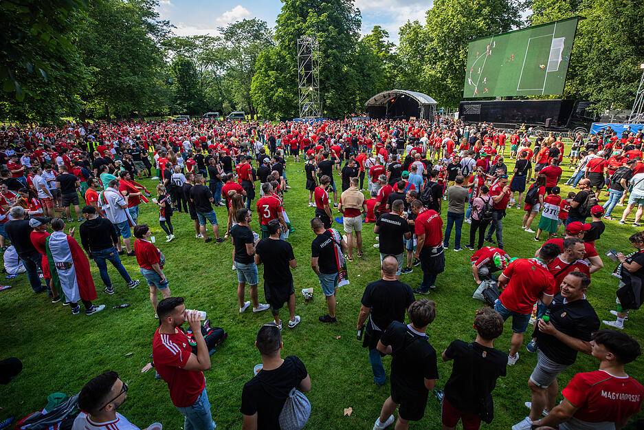 Ungarische Fans feiern vor dem EM Spiel im Mittleren Schlossgarten. Ungarische Fans feiern vor dem EM Spiel im Mittleren Schlossgarten.