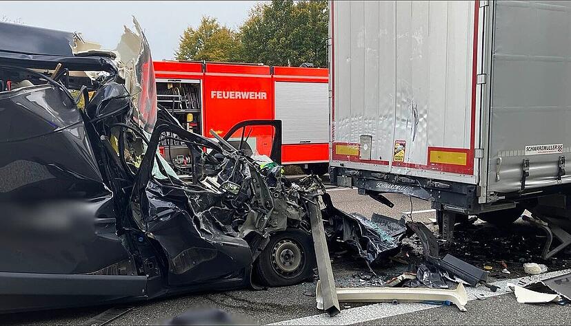 Auf der A6 ist ein Sprinter bei Neuenstein auf einen Lkw aufgefahren.