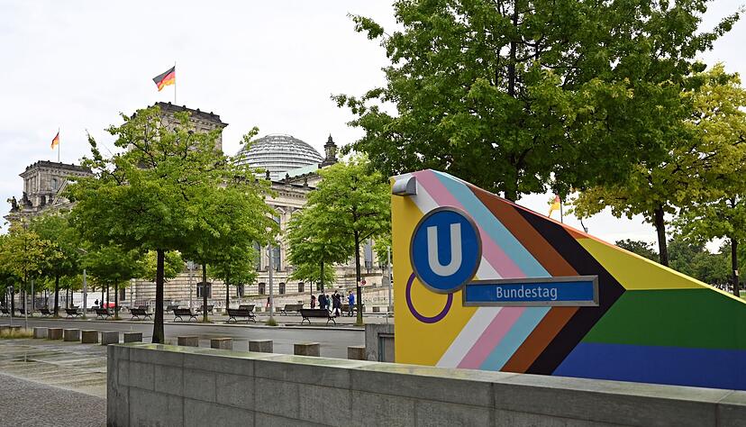 Am Bundestag sollte die Regenbogenflagge zum Berliner Christopher Street Day diesmal nicht wehen - der U-Bahnhof daneben war dagegen bunt. (Archivbild)