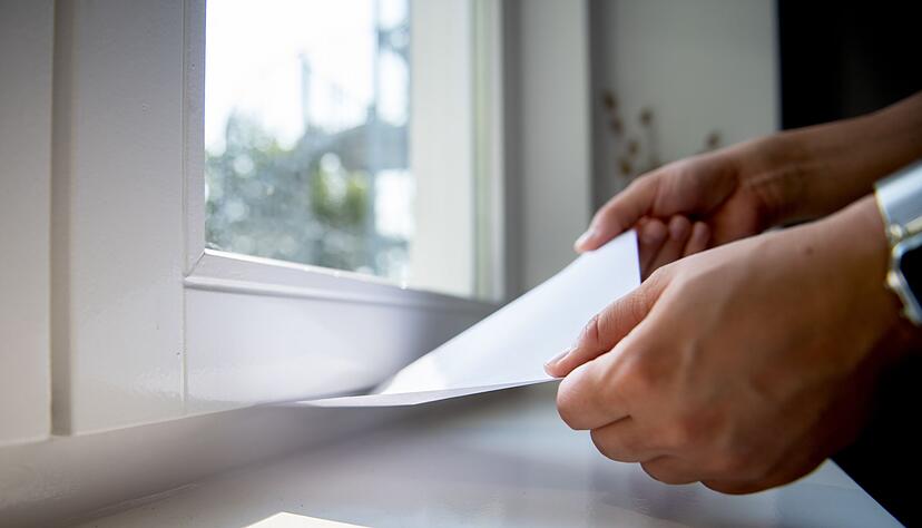 Wer das eingeklemmte Blatt Papier herausziehen kann, muss sich die Dichtungen genauer anschauen und diese vermutlich austauschen.