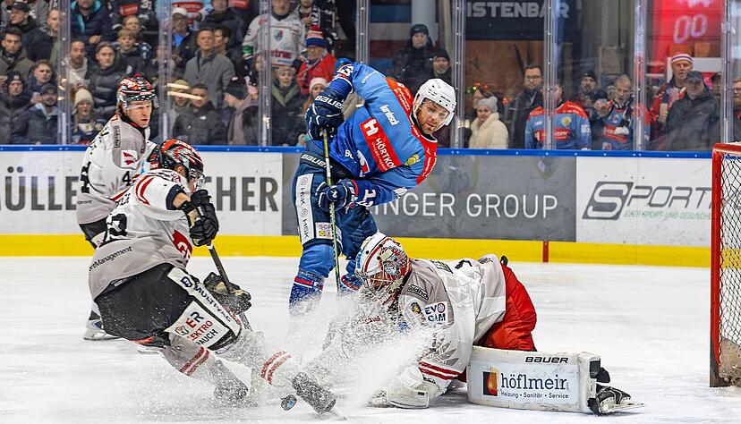 Der starke Memminger Torhüter Justus Roth rettet gegen Heilbronns Gunars Skvorcovs. Die Falken ließen zu viele Chancen liegen. Der starke Memminger Torhüter Justus Roth rettet gegen Heilbronns Gunars Skvorcovs. Die Falken ließen zu viele Chancen liegen.