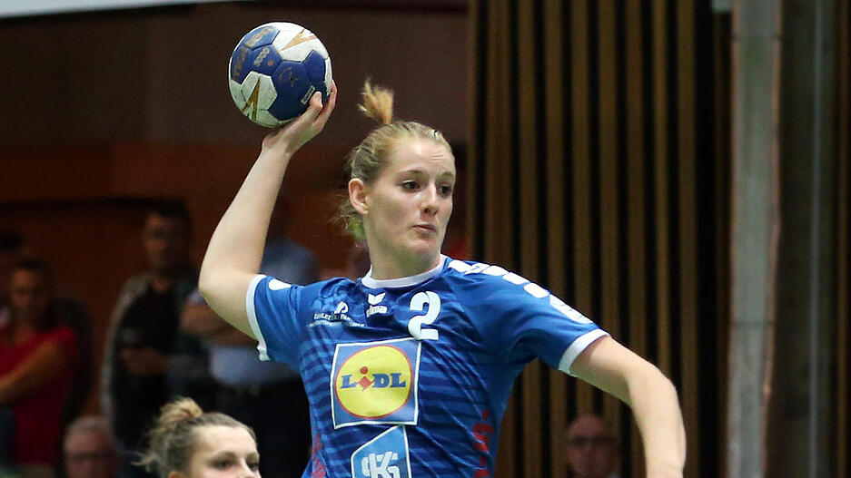 Der Medaillen-Traum erf&uuml;llt sich nicht. Trotzdem ist die Junioren-WM in Ungarn f&uuml;r die Studentin aus Abstatt extrem lehrreich. Auch wenn die Entt&auml;uschung &uuml;ber Platz 13 gro&szlig; ist, &uuml;berwiegt bei der Bundesliga-Linksau&szlig;en letztlich der Stolz, das Nationaltrikot zu tragen.