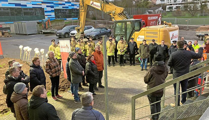 Feuerwehrleute, Gemeinderäte und Vertreter der Planungs- und Baubüros waren zum Spatenstich gekommen. Feuerwehrleute, Gemeinderäte und Vertreter der Planungs- und Baubüros waren zum Spatenstich gekommen.