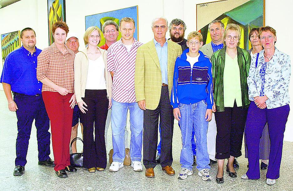 2002: Gewinnspiel der Hohenloher Zeitung:  Gruppenbild mit Lesern und Kaiser Franz Beckenbauer.