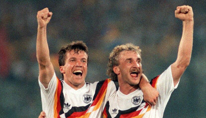 Freunde und Teamkollegen: Matthäus und Völler (r) feiern den WM-Titel.