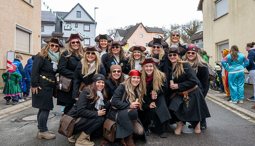 Beim Rosenmontagsumzug zog ein bunter Lindwurm durch Obergimpern. Beim Rosenmontagsumzug zog ein bunter Lindwurm durch Obergimpern.