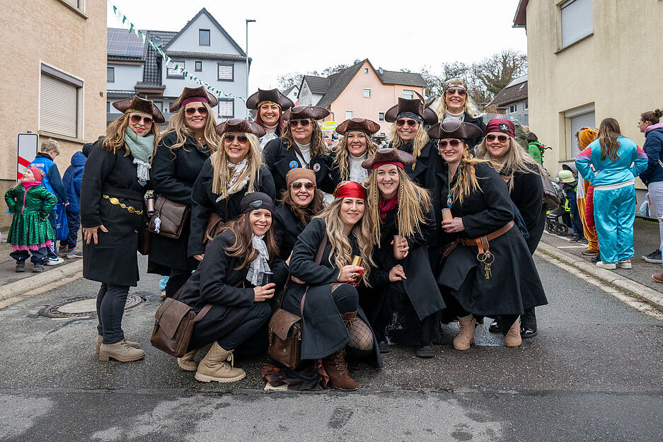 Beim Rosenmontagsumzug zog ein bunter Lindwurm durch Obergimpern. Beim Rosenmontagsumzug zog ein bunter Lindwurm durch Obergimpern.