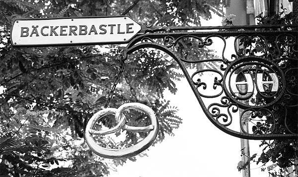 Wo einst Brot gebacken, Wein gekneipt und handfeste Politik gemacht wurde, beim "Bäckerbastle" in der Neckarsulmer Marktstraße, eröffnet die Bäckerei Härdtner 1979 eine weitere Niederlassung. Wo einst Brot gebacken, Wein gekneipt und handfeste Politik gemacht wurde, beim "Bäckerbastle" in der Neckarsulmer Marktstraße, eröffnet die Bäckerei Härdtner 1979 eine weitere Niederlassung.