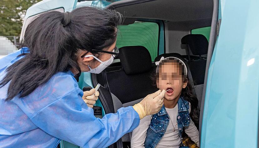 Ein vorsorglicher Corona-Test vor Wochen an der neuen Corona-Abstrichstelle auf der Heilbronner Theresienwiese. Mittlerweile steigen die Infiziertenzahlen in der Stadt stark an. OB Mergel bittet die Bürger, die neuen Regeln einzuhalten.
Foto: Mario Berger Ein vorsorglicher Corona-Test vor Wochen an der neuen Corona-Abstrichstelle auf der Heilbronner Theresienwiese. Mittlerweile steigen die Infiziertenzahlen in der Stadt stark an. OB Mergel bittet die Bürger, die neuen Regeln einzuhalten.
Foto: Mario Berger