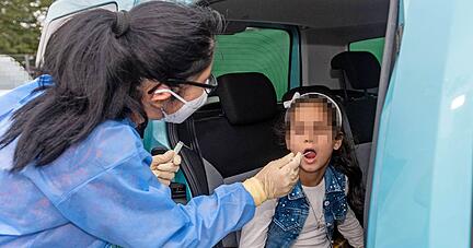 Ein vorsorglicher Corona-Test vor Wochen an der neuen Corona-Abstrichstelle auf der Heilbronner Theresienwiese. Mittlerweile steigen die Infiziertenzahlen in der Stadt stark an. OB Mergel bittet die Bürger, die neuen Regeln einzuhalten.
Foto: Mario Berger Ein vorsorglicher Corona-Test vor Wochen an der neuen Corona-Abstrichstelle auf der Heilbronner Theresienwiese. Mittlerweile steigen die Infiziertenzahlen in der Stadt stark an. OB Mergel bittet die Bürger, die neuen Regeln einzuhalten.
Foto: Mario Berger