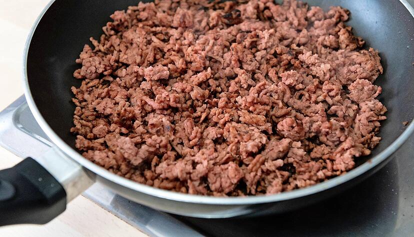 Auch veganes Hack hat der Discounter Lidl im Angebot. Das Unternehmen will den Anteil pflanzlicher Fleischersatzprodukte im Sortiment deutlich erh&ouml;hen.
Foto: dpa