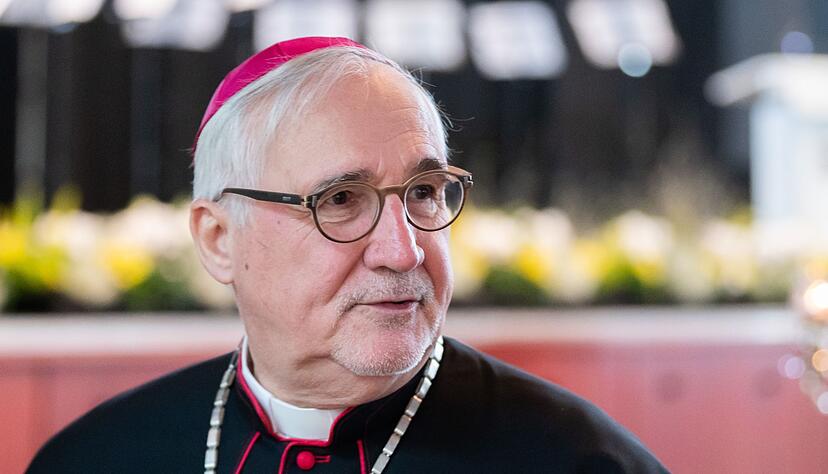 Gebhard F&uuml;rst, Bischof der Di&ouml;zese Rottenburg-Stuttgart, steht vor Beginn der Feierlichkeiten zu seinem 75. Geburtstag und Verabschiedung in der Festhalle.