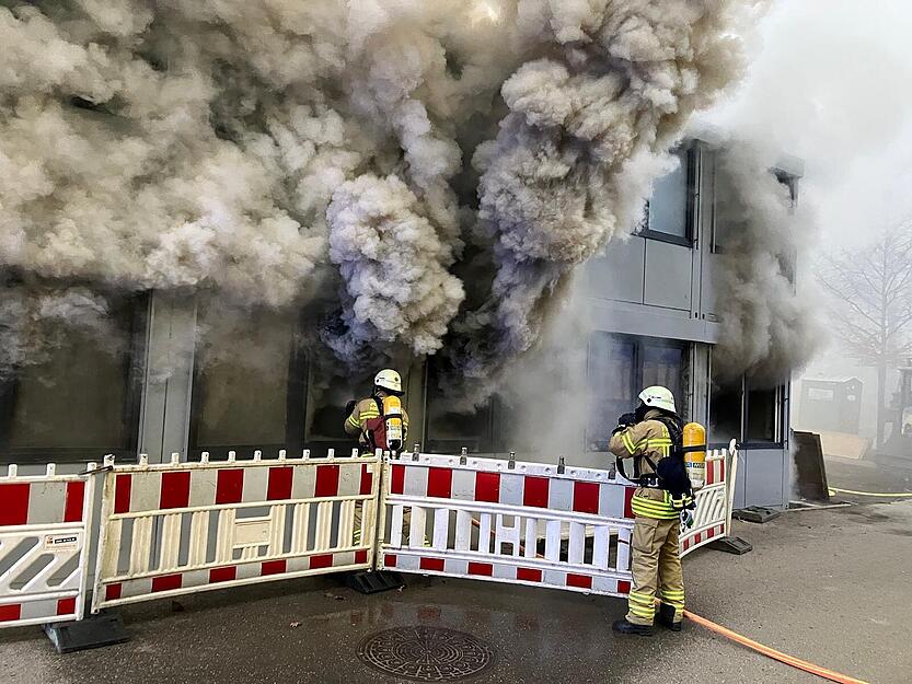 Das Feuer brach im Erdgeschoss eines Interimsgebäudes aus.