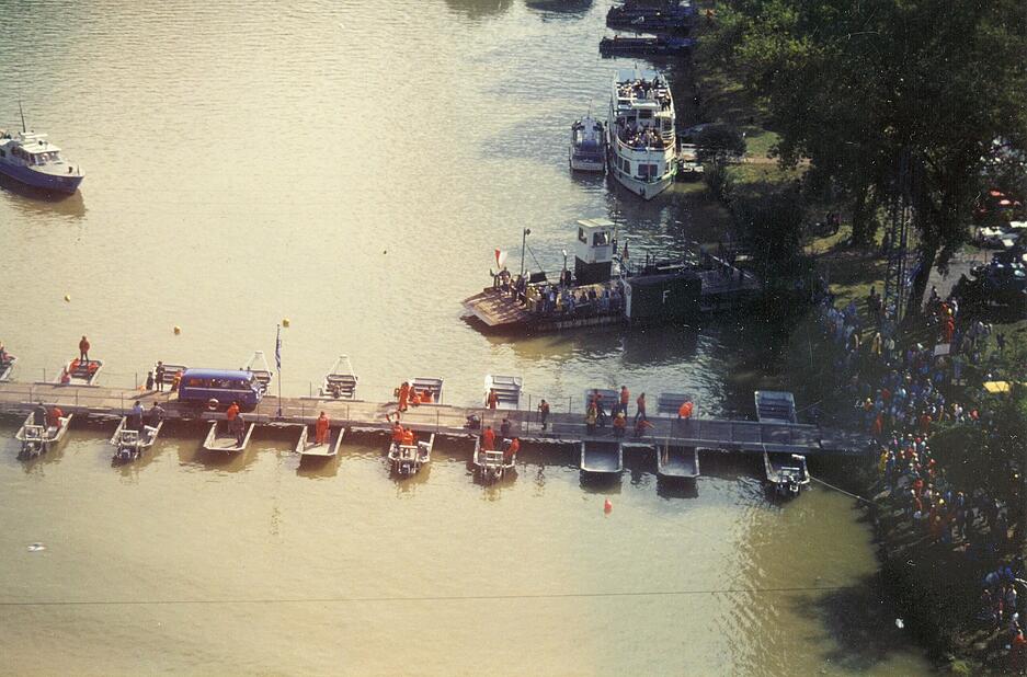 Historische Aufnahmen aus dem September 1990 zeigen eine frei begehbare Schwimmbrücke in Haßmersheim.
