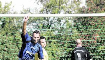 Fingerzeig: Andreas Neuberger bejubelt die 1:0-Führung des VfB Bad Rappenau im Heimspiel gegen den SV Gemmingen. (Foto: Marc Schmerbeck) Fingerzeig: Andreas Neuberger bejubelt die 1:0-Führung des VfB Bad Rappenau im Heimspiel gegen den SV Gemmingen. (Foto: Marc Schmerbeck)