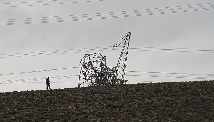 Die B&ouml;en des Sturms "Burglind" knickten zwei Hochstrommasten bei Eschental um.