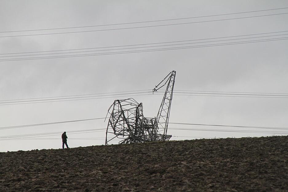 Die B&ouml;en des Sturms "Burglind" knickten zwei Hochstrommasten bei Eschental um.